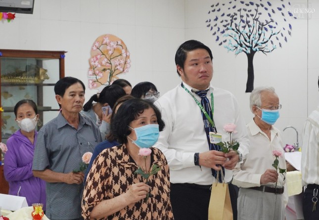 Thân nhân người hiến thi hài trong lễ tri ân Thân nhân người hiến thi hài trong lễ tri ân