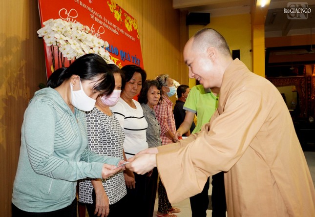 Trao tặng quà Tết là tiền mặt 600 ngàn đồng đến bà con Trao tặng quà Tết là tiền mặt 600 ngàn đồng đến bà con