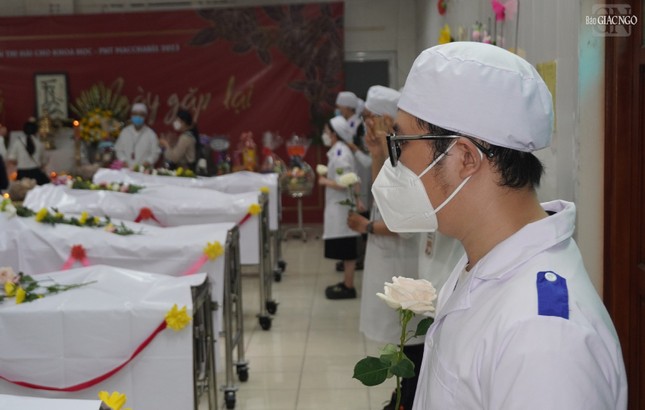 "Vì người đã hiến thân cho đời. Để đời mãi tri ân người" "Vì người đã hiến thân cho đời. Để đời mãi tri ân người"