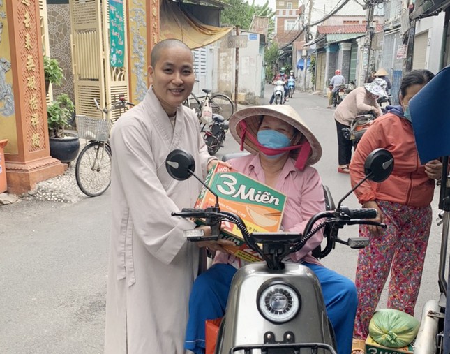 Sư cô Thích nữ Trung Hạnh, trụ trì chùa Huỳnh Mai (Bình Dương) tặng quà đến người dân khó khăn trên địa bàn quận Gò Vấp