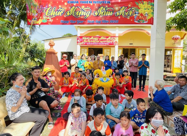 Văn nghệ và tặng quà Tết yêu thương