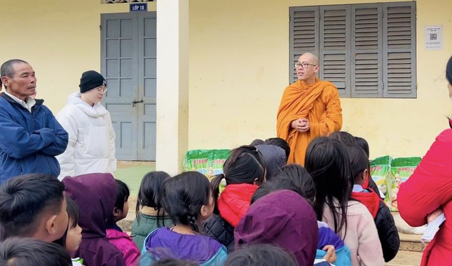 Thành viên đoàn chia sẻ thăm hỏi đến các em nhỏ tại Trường Tiểu học Tân Lập Thành viên đoàn chia sẻ thăm hỏi đến các em nhỏ tại Trường Tiểu học Tân Lập