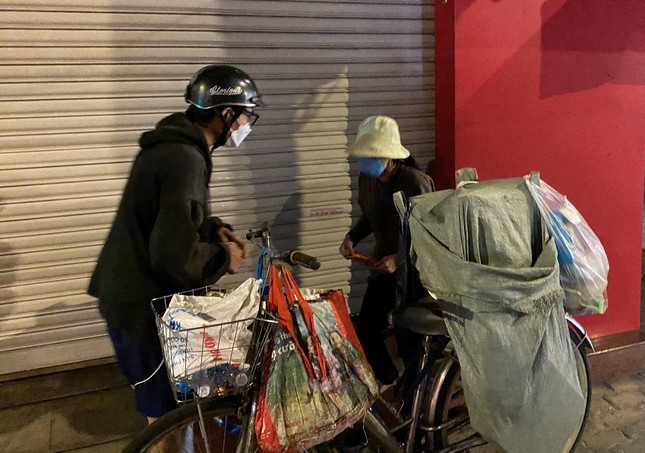 Ân cần hỏi thăm và tặng quà