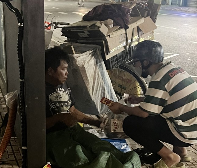 Trao tặng những phần quà &quot;Ấm áp hương xuân&quot; lần 9 đến người khó khăn cuối năm