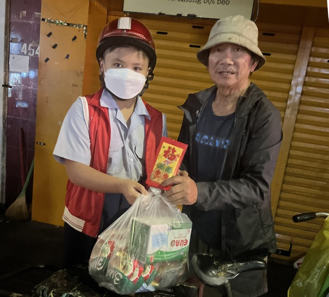Em Oanh Vũ được hướng dẫn tặng quà và chúc Tết đến một người sống bên vệ đường