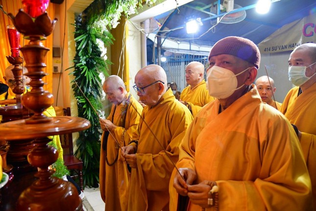 Chư tôn đức niêm hương