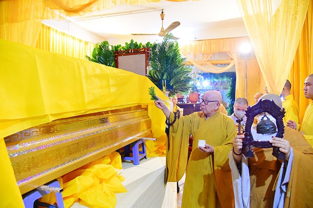 Trưởng lão Hòa thượng Thích Như Tín cử hành nghi thức nhập kim quan