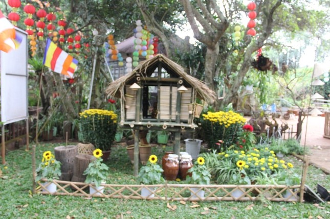 Ngôi nhà sàn của người bản xứ được thiết trí trong khuôn viên chùa ngày Tết