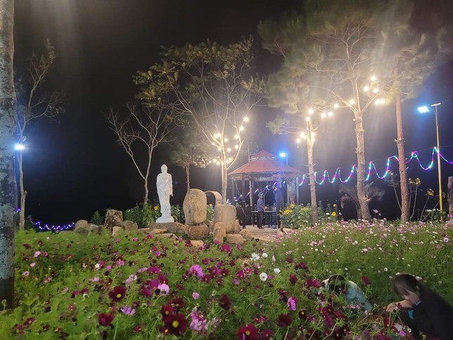 Không gian về đêm tại chùa Quảng Trạch