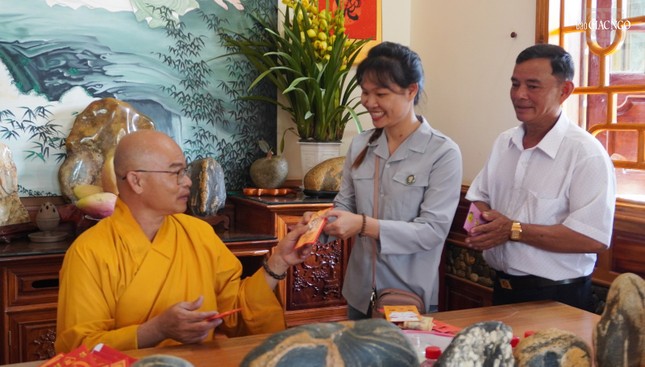 Đại đức trụ trì chùa Quảng Trạch mừng tuổi đến Phật tử