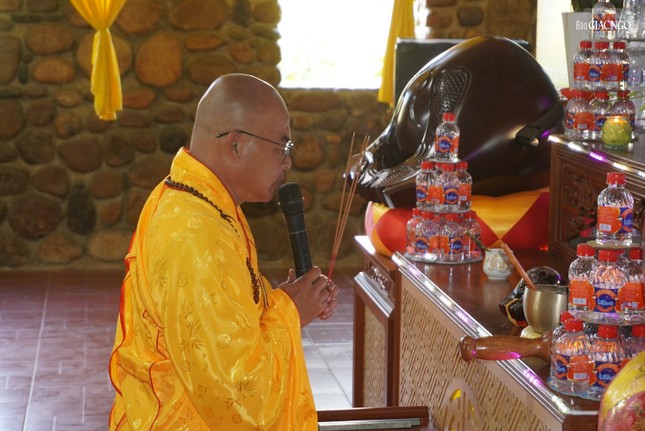 Đại đức Thích Nhuận Độ trong khóa lễ niêm hương, bạch Phật khai đàn Dược Sư chiều mùng 1 Tết