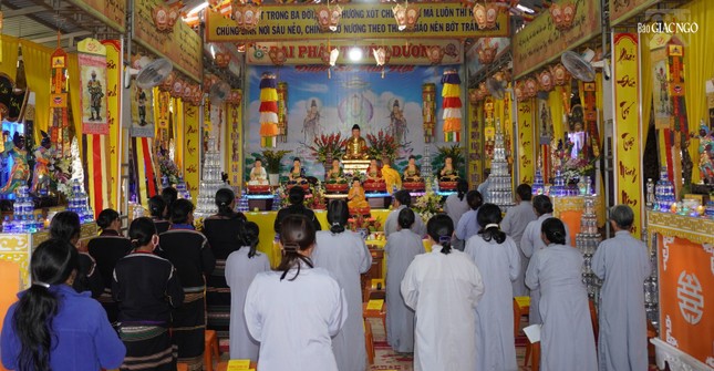 Phật tử tham dự khóa lễ