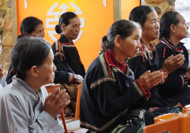 Bà con Phật tử thành kính trong thời kinh