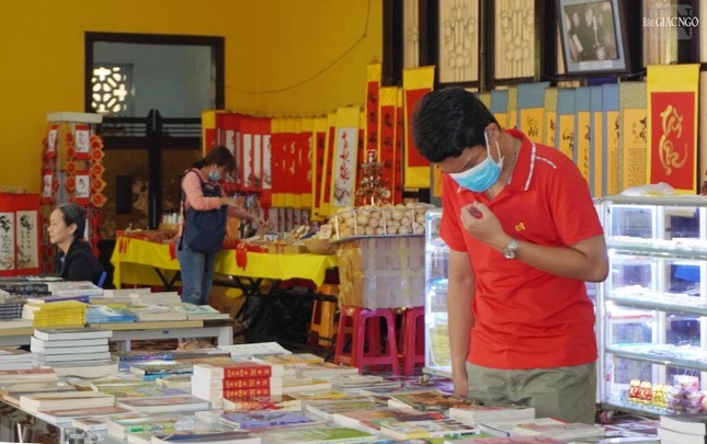 Bạn đọc đến hội sách ngày xuân Bạn đọc đến hội sách ngày xuân