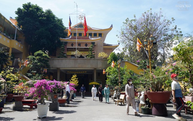 Phật tử đến chùa Xá Lợi lễ Phật đầu năm Phật tử đến chùa Xá Lợi lễ Phật đầu năm