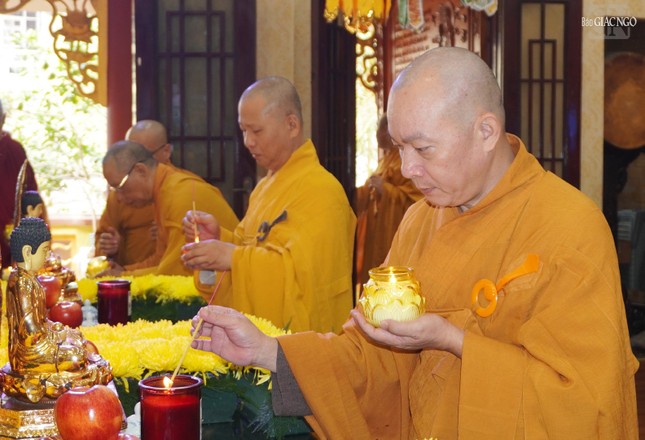 Thượng tọa Thích Thiện Bửu, Trưởng ban Trị sự GHPGVN quận 3, cùng chư tôn đức Ban Cố vấn Phật giáo quận thực hiện nghi thức thắp đèn