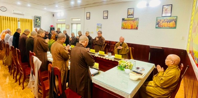 Chư tôn đức Tăng Ni và Phật tử Ban Thường trực Ban Trị sự GHPGVN tỉnh Bình Định khánh tuế đến Hòa thượng Trưởng ban Trị sự Phật giáo tỉnh