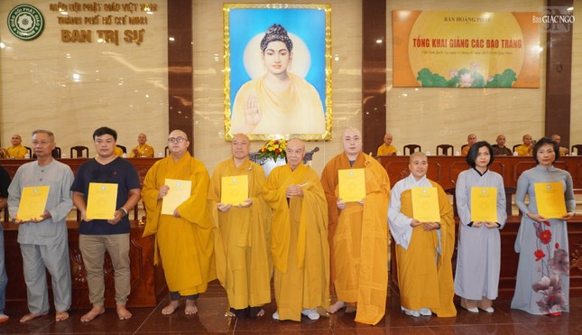 Hòa thượng Trưởng ban Hoằng pháp Phật giáo TP.HCM trao quyết định đến Tổ Thông tin - Truyền thông Hòa thượng Trưởng ban Hoằng pháp Phật giáo TP.HCM trao quyết định đến Tổ Thông tin - Truyền thông