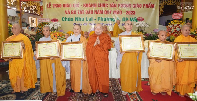 Hòa thượng Thích Thiện Tâm trao giáo chỉ tấn phong đến Ni trưởng Hòa thượng Thích Thiện Tâm trao giáo chỉ tấn phong đến Ni trưởng