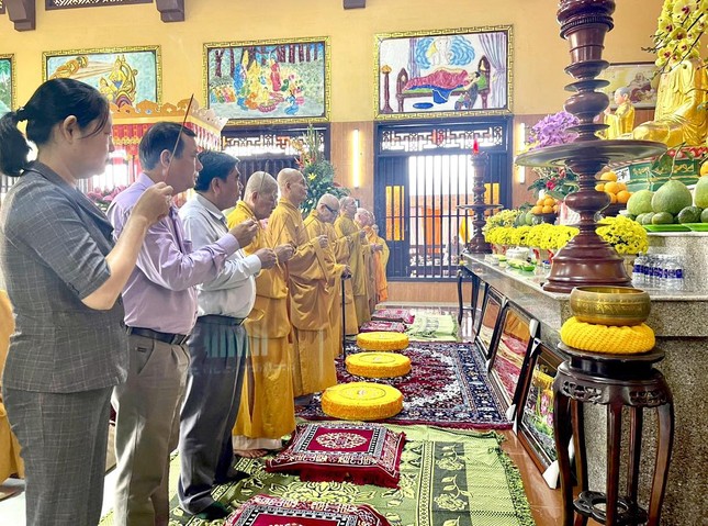 Chư tôn đức và đại diện chính quyền niêm hương lễ Phật Chư tôn đức và đại diện chính quyền niêm hương lễ Phật