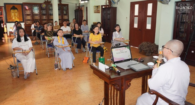 Phật tử học bài đầu tiên do Sư cô Thích nữ Lệ Hải hướng dẫn Phật tử học bài đầu tiên do Sư cô Thích nữ Lệ Hải hướng dẫn