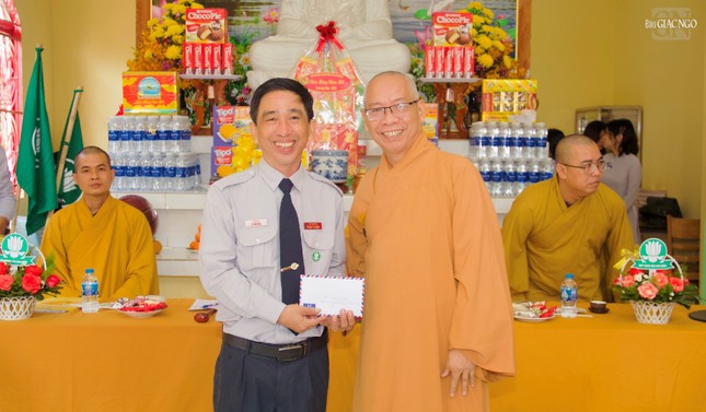 Hòa thượng Thích Huệ Minh trao tịnh tài ủng hộ đến Gia đình Phật tử Vạn Thiện Hòa thượng Thích Huệ Minh trao tịnh tài ủng hộ đến Gia đình Phật tử Vạn Thiện