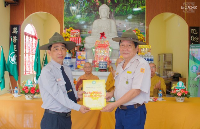 Huynh trưởng Thị cư trao quyết định đến huynh trưởng Tuệ Nghĩa, Gia trưởng Gia đình Phật tử Vạn Thiện Huynh trưởng Thị cư trao quyết định đến huynh trưởng Tuệ Nghĩa, Gia trưởng Gia đình Phật tử Vạn Thiện