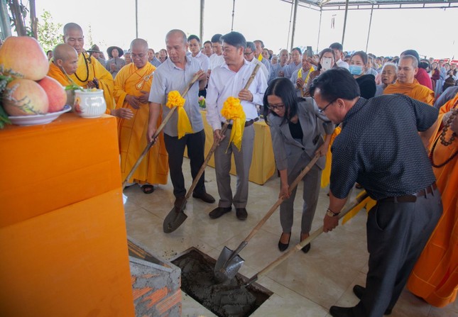 Đại diện chính quyền tham dự cùng thực hiện nghi thức động thổ xây dựng