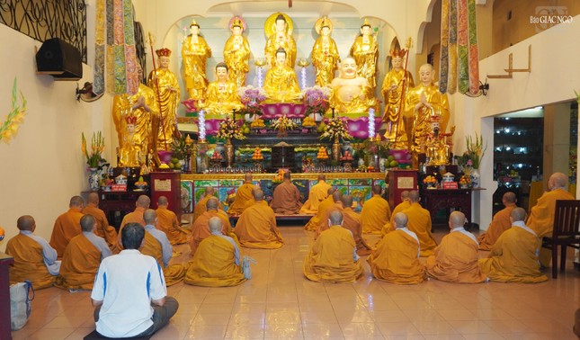 Trang nghiêm khóa lễ tụng kinh Di Đà tưởng niệm Đại lão Hòa thượng Thích Giác Hải tại chánh điện chùa Trấn Quốc Trang nghiêm khóa lễ tụng kinh Di Đà tưởng niệm Đại lão Hòa thượng Thích Giác Hải tại chánh điện chùa Trấn Quốc