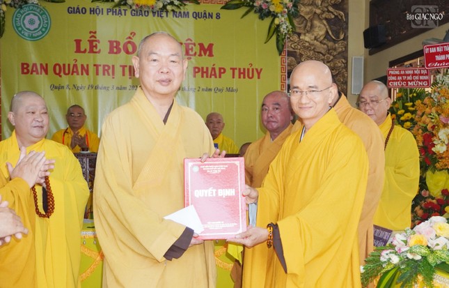 Thượng tọa Thích Thiện Quý trao quyết định đến Thượng tọa Thích Huệ Công, Trưởng ban Quản trị tịnh thất Pháp Thủy Thượng tọa Thích Thiện Quý trao quyết định đến Thượng tọa Thích Huệ Công, Trưởng ban Quản trị tịnh thất Pháp Thủy