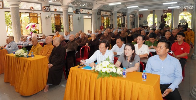 Đại diện chính quyền quận, cùng Tăng Ni Phật giáo quận tham dự