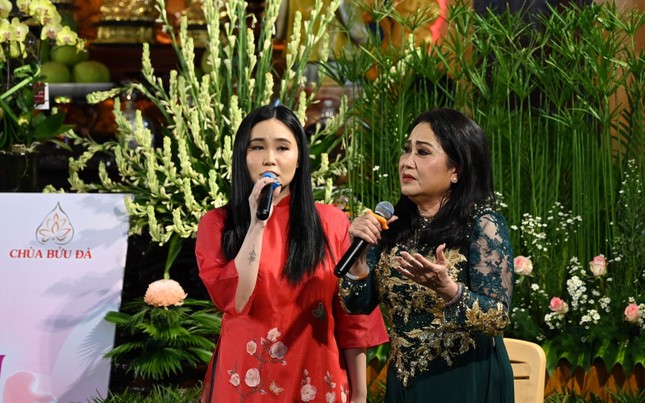 Nghệ sĩ biểu diễn các ca khúc về mẹ