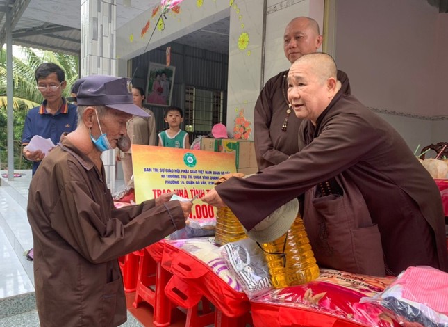 Đoàn tặng những phần quà là tiền mặt và nhu yếu phẩm đến người dân khó khăn Đoàn tặng những phần quà là tiền mặt và nhu yếu phẩm đến người dân khó khăn