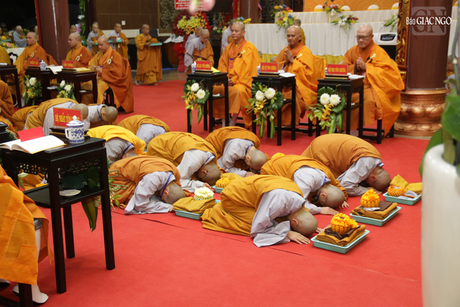 Chư vị giới sư Ni hướng dẫn giới tử Tỳ-kheo-ni đến thỉnh cầu Chánh pháp yết-ma trước Đại Tăng