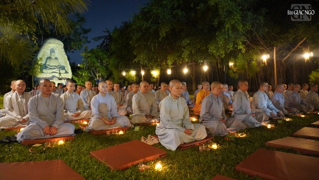 Lắng nghe những lời chỉ dạy từ chư tôn đức Lắng nghe những lời chỉ dạy từ chư tôn đức