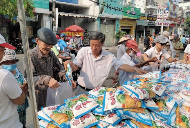 Trao tặng quà đến người dân P.Hiệp Bình Chanh Trao tặng quà đến người dân P.Hiệp Bình Chanh