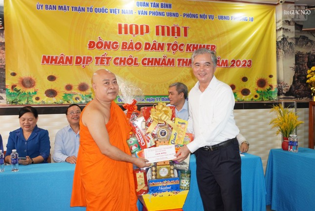 Ông Ngô Minh Châu, Thành Ủy viên, Phó Chủ tịch UBND TP.HCM tặng quà chúc mừng Tết đến Đại đức Thích Nguyên Trí (trụ trì chùa Pothiwong)