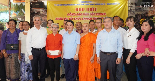 Đoàn thăm và tặng quà Tết cổ truyền tại chùa Pothiwong