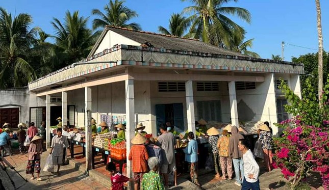 Bà con Khmer tại X.Tân Mỹ, H.Trà Ôn mua sắm tại phiên chợ 0 đồng ngày 8-4