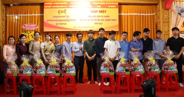 Ông Huỳnh Gia Giang trao các phần quà đến sinh viên Lào và Campuchia đang sinh sống và học tập trên địa bàn quận Ông Huỳnh Gia Giang trao các phần quà đến sinh viên Lào và Campuchia đang sinh sống và học tập trên địa bàn quận