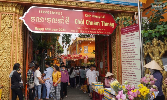 Đông đảo bà con Khmer Nam bộ và du học sinh Lào, Campuchia... đã về chùa Candaransi đón Tết cổ truyền Chôl Chnăm Thmây