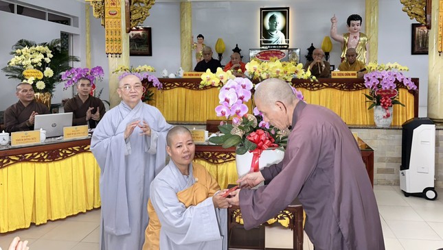 Dịp này, Thượng tọa Thích Giác Trí, Trưởng ban Trị sự GHPGVN Q.Gò Vấp trao quà chúc mừng đến Sư cô Thích nữ Diệu Thanh, tân trụ trì chùa Phổ Minh (P.16, TP.HCM) - Ảnh: Q.Hạnh Dịp này, Thượng tọa Thích Giác Trí, Trưởng ban Trị sự GHPGVN Q.Gò Vấp trao quà chúc mừng đến Sư cô Thích nữ Diệu Thanh, tân trụ trì chùa Phổ Minh (P.16, TP.HCM) - Ảnh: Q.Hạnh
