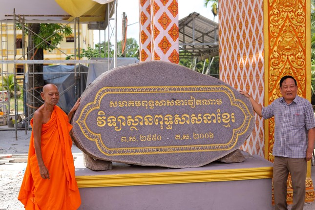 Hoà thượng Đào Như, Phó Chủ tịch Hội đồng Trị sự, Trưởng Ban Trị sự GHPGVN TP.Cần Thơ, Viện trưởng Học viện Phật giáo Nam tông Khmer tại TP.Cần Thơ kiểm tra công tác thiết trí sáng ngày 24-4