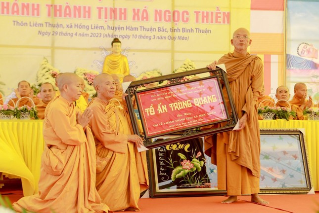 Hòa thượng Thích Giác Sơn trao tặng khánh vàng đến chư Ni tịnh xá Ngọc Thiền Hòa thượng Thích Giác Sơn trao tặng khánh vàng đến chư Ni tịnh xá Ngọc Thiền