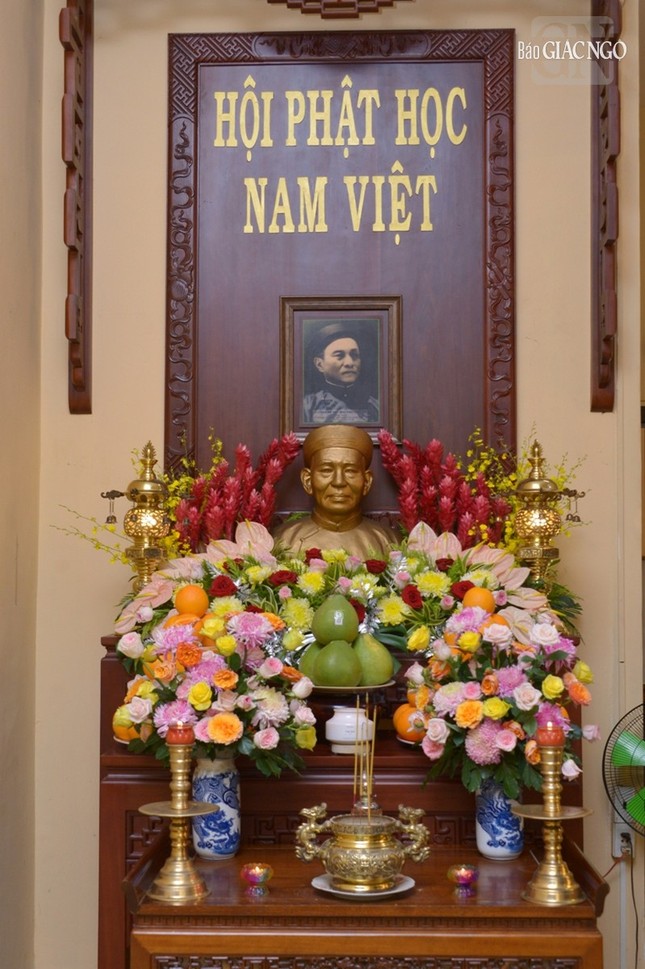 Di ảnh và tôn tượng cư sĩ Chánh Trí tại tổ đường chùa Xá Lợi