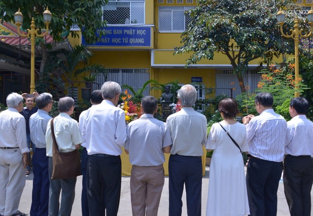 Các vị cư sĩ tưởng niệm cư sĩ Chánh Trí trước tượng bán thân được tôn trí trong khuôn viên sân chùa Xá Lợi nhân 50 năm ngày mất của ông