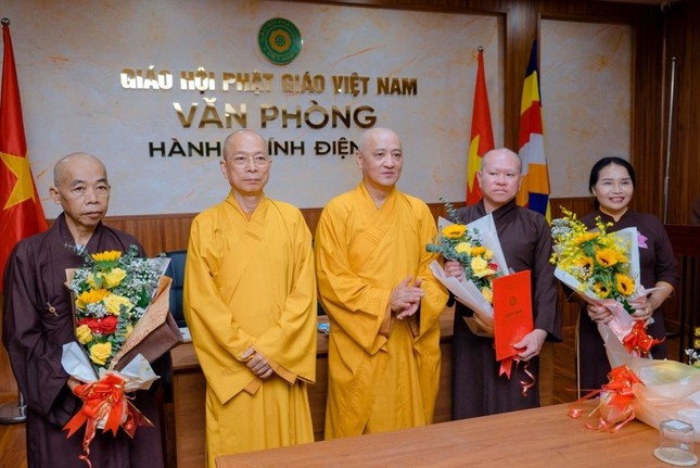 Hòa thượng Thích Huệ Thông trao quyết định đến Phân ban phụ trách về Pháp luật - Ảnh: Đăng Huy