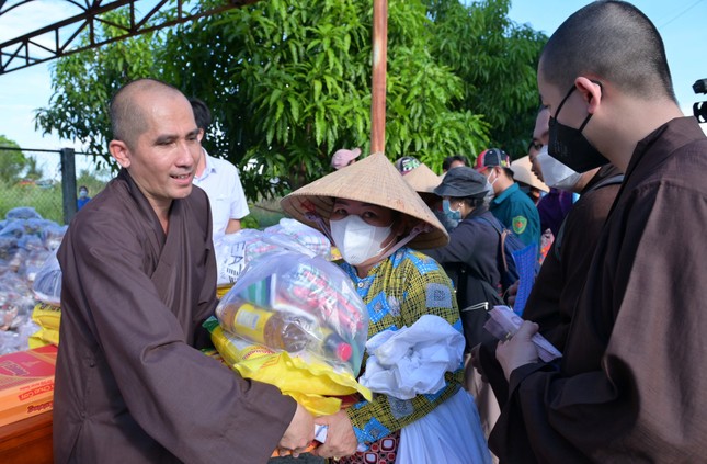 Thượng tọa Thích Minh Trí trao tặng quà đến người dân