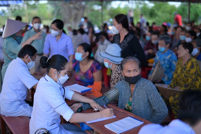 Khám bệnh và phát thuốc miễn phí đến người dân