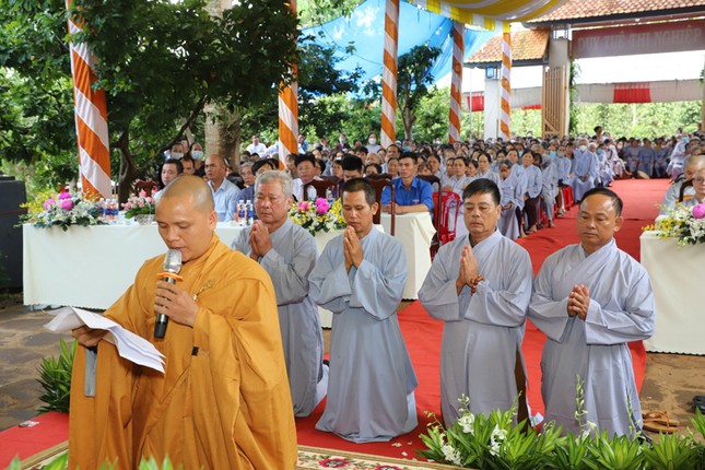Đại đức tân trụ trì niệm Phật đường Phước Nguyên dâng lời phát nguyện Đại đức tân trụ trì niệm Phật đường Phước Nguyên dâng lời phát nguyện